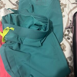 Figs women’s Kade petite cargo scrub pants XL and scrub top L- cactus